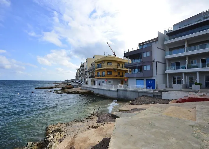 Beachfront Seaview Haven: Malta's Coastal Retreat