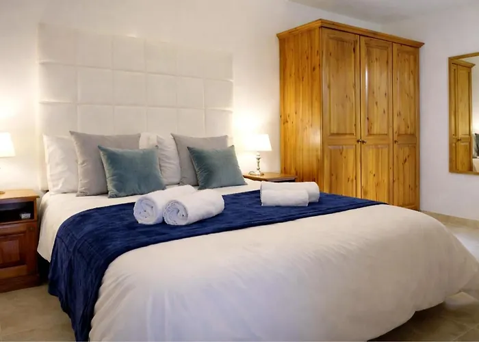 Seafront Apart Sun Terrace, Loungers & Panoramic Ocean Views