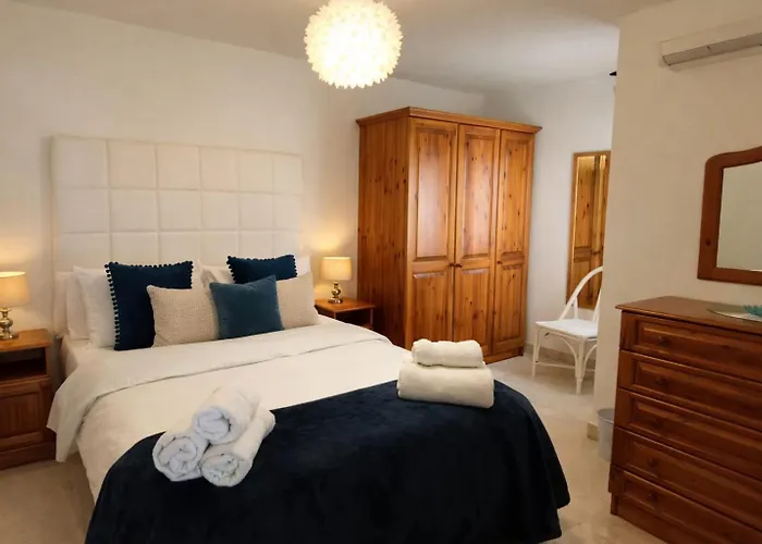 Seafront Apart Sun Terrace, Loungers & Panoramic Ocean Views